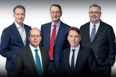 Oben v. l. n. r.: Markus Bell, Bell Management Consultants | Eitel Coridaß, RMC Risk-Management-Consulting | Stefan Stute, Wüest Partner.
Unten v. l. n. r.: Hans Heuser, Institutional Money | Ferdinand Haas, Institutional Money.