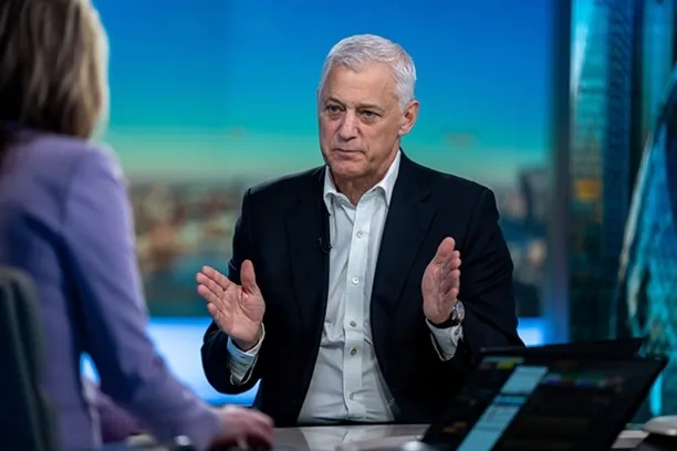 Bill Winters, Standard Chartered: "Wir haben keine Arbeitsplatzverluste, aber wir reduzieren Stellenprofile zugunsten der Maschinen – und das wird sich mit dem weiteren Fortschritt der KI beschleunigen."