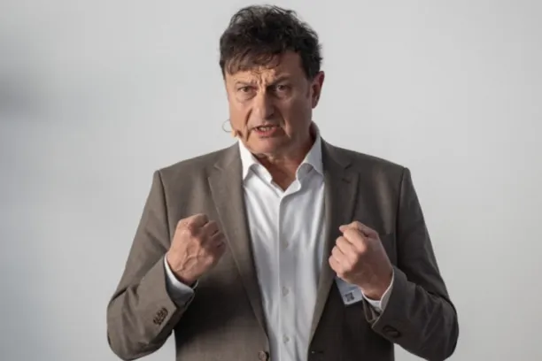 Prof. Stefan Fröhlich mitten im impusiven Vortrag