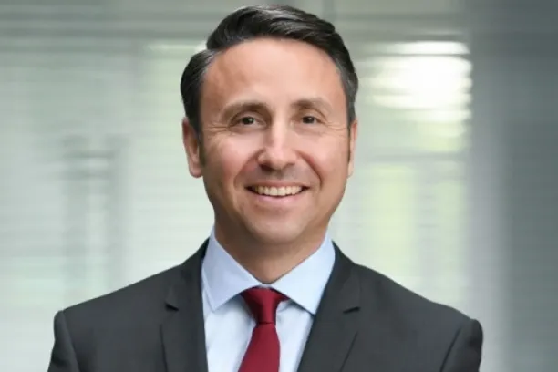 Dr. Oliver Blaskowitz ist Senior Portfolio Manager bei der apoAsset. Seine Schwerpunkte liegen auf Portfoliomanagement und Produktentwicklung. Nach seiner Studien- und Forschungstätigkeit in Berlin, Kiel und Paris zu quantitativen Investmentansätzen verantwortete er fünf Jahre als Quantitativer Analyst diverse Multi-Asset-Investmentstrategien bei der LBB AG. Er hält Abschlüsse als M.Sc. Statistics, Statisticien Économiste sowie als Diplom-Volkswirt und ist zudem Co-Founder der growney GmbH (Robo Advisory
