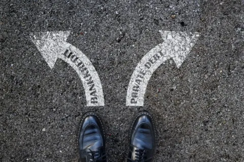 Für sehr viele Unternehmen stellt sich die Frage nach „Private Debt“ oder „Bankkredit“ gar nicht, sie nutzen beide Finanzierungsinstrumente. In der Analyse der Unternehmen beziehungsweise ihrer Verschuldungsstruktur tritt jedoch eine Vielzahl von Fragen auf, denen eine aktuelle Forschungsarbeit auf den Grund ging.