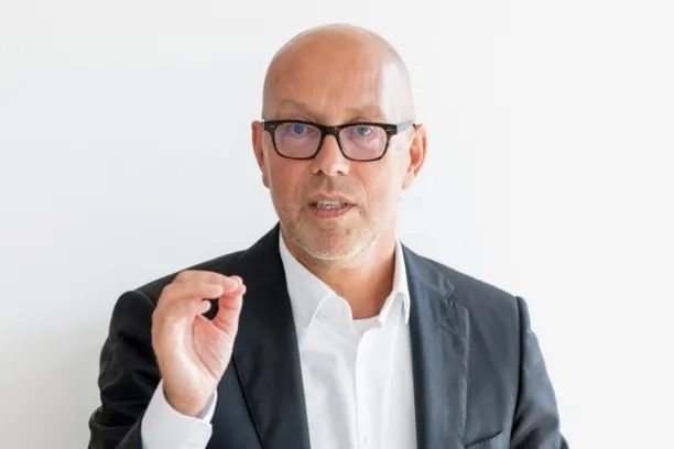 GDV-Hauptgeschäftsführer Jörg Asmussen sieht bei der Spar- und Investitionsunion der EU bisher kaum Fortschritte.