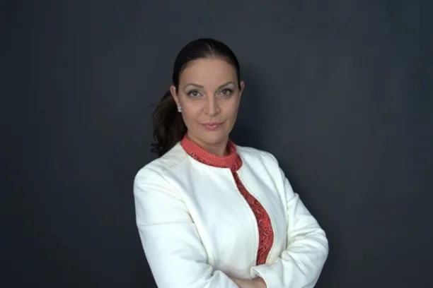 „Die EZB erhöht die Zinsen faktisch in eine schrumpfende Wirtschaft hinein“, sagt Violeta Todorova. 