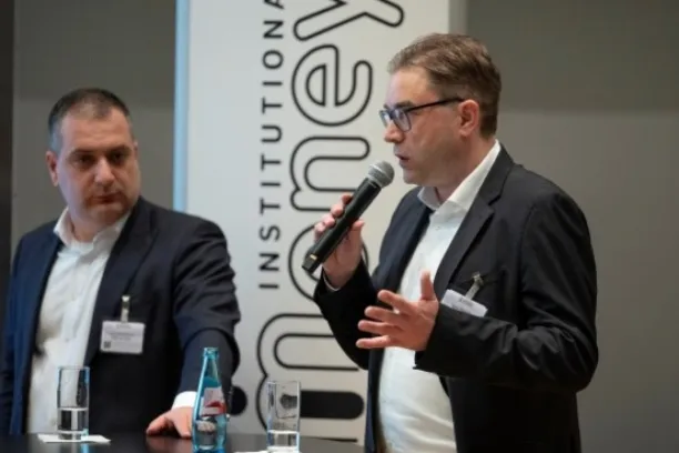 Karen Armenakyan (links) und André Pfleger von LBBW Asset Management berichteten auf dem 17. Institutional Money Kongress über das Südwest-Konsortium und geplante Investitionen mit Stadtwerken. 