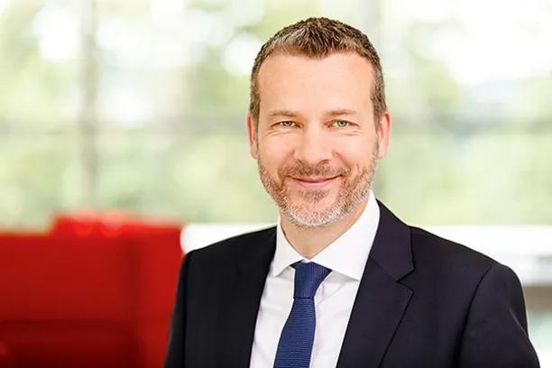 Fidelity-Kapitalmarktstratege Carsten Roemheld moderierte den CIO-Ausblick auf das zweite Quartal 2026. 