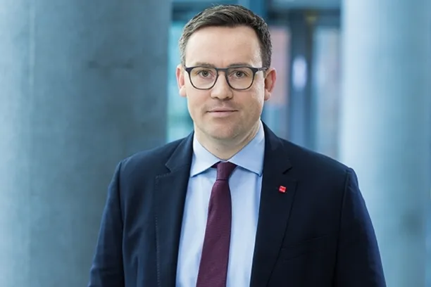 Jan Duscheck, Verdi: "Die Arbeitgeberseite hat ein Angebot vorgelegt, das weder die wirtschaftliche Lage der Deutschen Bank noch die hohe Belastung in den Betrieben widerspiegelt."