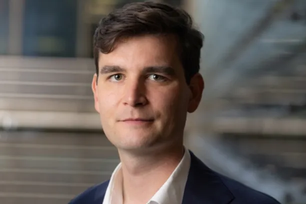 Sebastian Dooley, CFA, Senior Fund Manager bei Principal Asset Management: "Die spekulative Dynamik lässt erste Anzeichen einer Überbewertung von Grundstücken für KI-Trainingsanlagen erkennen. Dort spiegeln die Vermögenswerte möglicherweise nicht mehr die Fundamentaldaten wider. Investoren müssen also bei der Entscheidung für solche Standorte vorsichtig sein und kritisch prüfen, ob die aktuellen Bewertungen durch langfristige Erträge gerechtfertigt sind oder durch einen kurzfristigen Hype aufgebläht wurde