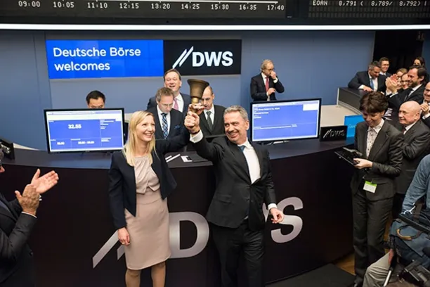 Claire Peel und Nicolas Moreau: Der damalige DWS-Chef und die Finanzchefin läuteten beim Börsengang des Asset Managers am 23. März 2018 die Eröffnungsglocke. Peel war das letzte noch amtierende Geschäftsführungsmitglied, das die Erstnotiz begleitete.