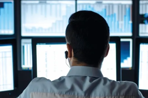 Gängige Asset-Pricing-Modelle ignorieren tendenziell kurzfristige Aktienanomalien mit Hinweis auf Transaktionskosten und Bedenken hinsichtlich risikobasierter Erklärungen. Eine Robeco-Studie zeigt jedoch, dass sich mit richtig eingesetzten kurzfristigen Signalen ein Netto-Alpha von über sechs Prozent pro Jahr generieren lässt.