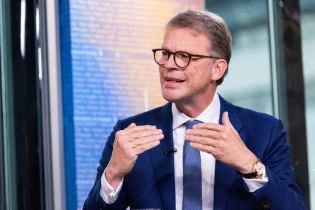 Christian Sewing, Deutsche Bank: "Deutschland ist für internationale Investoren ganz klar wieder zurück auf der Agenda – als stabiler, zuverlässiger Partner und attraktiver Wachstumsstandort. Wir freuen uns, dass Al Mirgab Capital sich für die Deutsche Bank und die DWS entschieden hat, um an dieser Wachstumsstory teilzuhaben."
