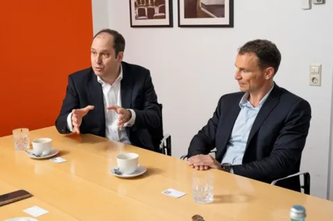 Tilo Kraus: „Inzwischen betrachten verschiedene und im Geschäft mit dem Handling von Pensionsverpflichtungen durchaus renommierte Häuser den Pension Buy-out zu Recht als eine Art ,nächsten logischen Schritt im
De-Risking‘.“