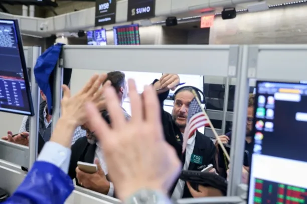 Händler auf dem Parkett der American Stock Exchange (Amex) an der New York Stock Exchange nach der Sitzung des Offenmarktausschusses der US-Notenbank am 29. Juli 2026. Die Fed ließ die Zinsen unverändert. Drei Gegenstimmen signalisierten jedoch wachsende Unterstützung für eine Zinserhöhung, um die wieder anziehende Inflation einzudämmen.
