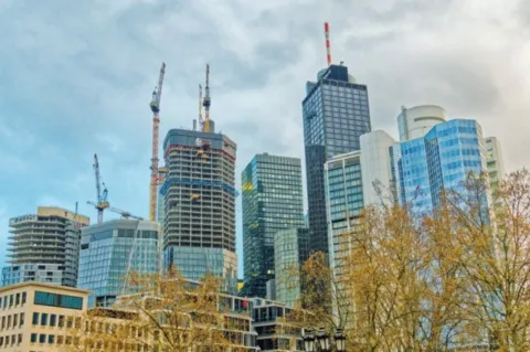 Büros sind in deutschen Immobilienportfolios von Großanlegern immer noch am schwersten gewichtet. Wer dies ändern will, stößt auf viele Hindernisse. Daher nehmen aktuell immer mehr Bestandshalter einen spezialisierten Asset Manager zu Hilfe; insbesondere dann, wenn größere Umbauten oder sogar die Transformation in eine andere Nutzungsart anstehen. Besonders häufig wählen diesen Weg Investoren, die nicht die benötigte Expertise beziehungsweise