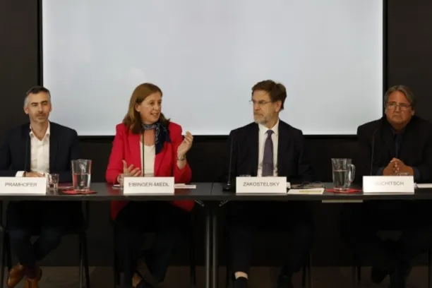 Christoph Pramhofer, NEOS-Kapitalmarktsprecher und Abg. z. NR, Barbara Eibinger-Miedl, Staatssekretärin im Bundesministerium für Finanzen (ÖVP), Andreas Zakostelsky, Obmann des Fachverbands der Pensions- und Vorsorgekassen sowie Josef Muchitsch, Vorsitzender Sozialausschuss, Abg. z. NR. (SPÖ), (v.l.n.r) präsentierten die wichtigsten Eckpunkte der beschlossenen Reform der betrieblichen Alterversorgung in Österreich. 