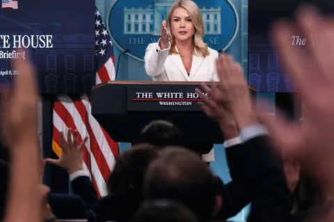 Karoline Leavitt, Sprecherin des Weißen Hauses, während einer Pressekonferenz im James S. Brady Press Briefing Room am Donnerstag, den 8. April 2025: Der Zollstreit zwischen den USA und dem Rest der Welt hatte gerade einen ersten Höhpunkt erreicht.