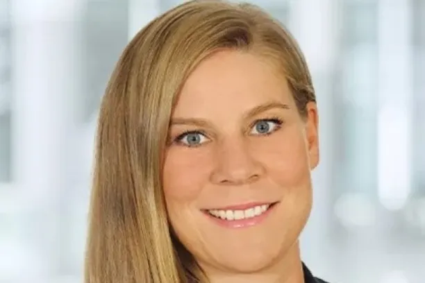 Maren Schmitz (Bild) ist Partnerin bei KPMG und leitet das Asset Management Beratungsgeschäft in Deutschland. Ihr Fokus liegt auf Prozessoptimierung im Hinblick auf Digitalisierung sowie Regulatory und Compliance. Bevor sie 2008 zu KPMG kam, arbeitete sie als Portfoliomanagerin bei mehreren Vermögungsverwalter und Banken mit einem starken Fokus auf die Beurteilung und Bewertung von Finanzinstrumenten.