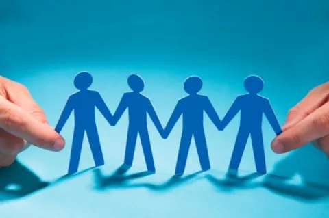 Metzler hat ein Modell der reinen Beitragszusage geschaffen, das branchenübergreifend funktioniert. Generell verzichten Sozialpartnermodelle auf Garantien und können damit ihre Kapitalanlage öffnen. Das ermöglicht eine höhere Versorgung in der Rente. Die Sozialpartner sind maßgeblich an der Entwicklung und danach an der laufenden Durchführung und Steuerung beteiligt, was die Akzeptanz erhöht.