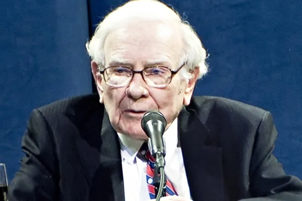 Warren Buffett: "Wenn in einem vollen Theater jemand 'Feuer' ruft, rennen immer noch alle – es zahlt sich also immer noch aus, schneller an der Tür zu sein als die anderen."