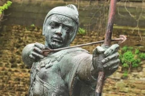 Robin Hood ist keine historisch belegte Figur, auch der Charakter der Sagengestalt war einem Wandel unterworfen, erst im Lauf der Zeit wurde aus einem Wegelagerer ein Wohltäter der Bedürftigen. Man muss davon ausgehen, dass sich auch der Markteinfluss von Brokerhäusern wie Robinhood in Zukunft ändern wird.