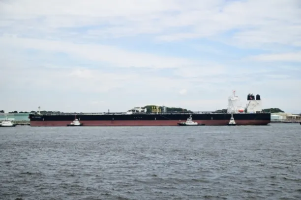 Der Supertanker Eneos Endeavor erreicht die Eneos-Raffinerie Negishi bei Yokohama – das Schiff hatte die Straße von Hormus im Mai in einer seltenen Fahrt mit abgeschaltetem Signal passiert, wie sie für viele Tanker während der Blockade typisch war. Mit dem nun in Kraft getretenen Abkommen sollen die Schiffe zunehmend auf offene Routen mit aktivem Signal zurückkehren.