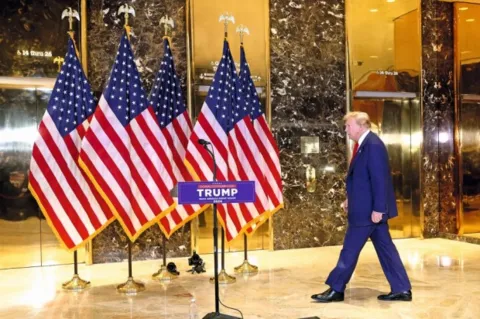 Schafft er nach vier Jahren Pause das Kunststück eines Comebacks? Aktuelle Forschungen weisen jedenfalls darauf hin, dass bereits Schwankungen in der Trump-Zustimmung während des Wahlkampfs Auswirkungen auf die Märkte haben. Bei einem Wahlsieg müssen Länder, die Trump missfallen, mit einem Investorenrückzug rechnen.