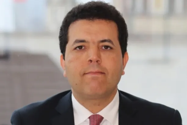 Abdallah Guezour, Schroders: "Anleihen aus Schwellenländern zeigen sich vor dem Hintergrund einer außergewöhnlich unsicheren globalen makroökonomischen, geldpolitischen und geopolitischen Lage weiterhin widerstandsfähig."