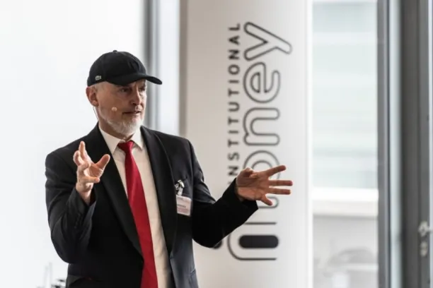 Jürgen Schmidhuber bei seinem Vortrag im Rahmen von "IM Spezial" am Institutional Money Kongress 2026 in Frankfurt.