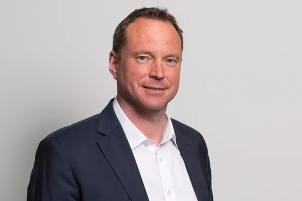 Simon Klein, Global Head of Xtrackers Sales: "Die Ergebnisse machen deutlich, dass institutionelle Investoren langfristig vom Potenzial der KI überzeugt sind, zugleich jedoch kurzfristige Unsicherheiten bestehen. Daraus ergibt sich die Notwendigkeit, konzentrierte Aktienexponierungen und die Widerstandsfähigkeit von Portfolios sorgfältig zu analysieren."