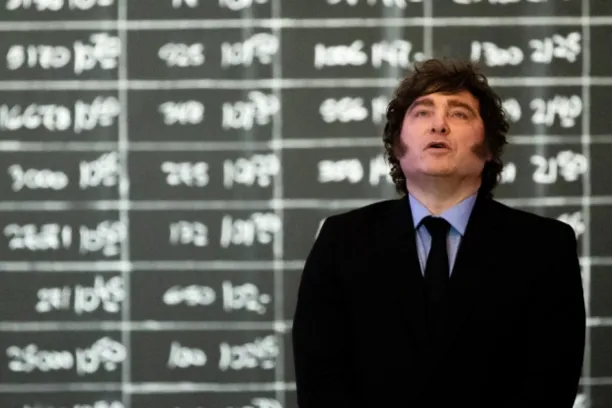 Argentiniens Präsident Javier Milei singt die argentinischen Nationalhymne anlässlich des 172. Gründungs-Jahrestages.