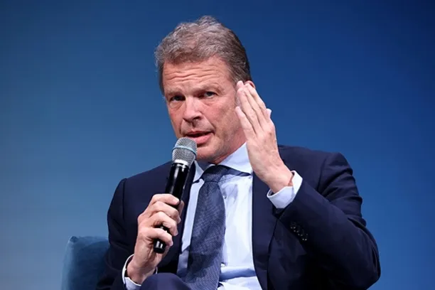 Christian Sewing, Deutsche Bank, hat gute Arbeit geleistet und freut sich über das Comeback der Aktie im Euro Stoxx 50 Index.