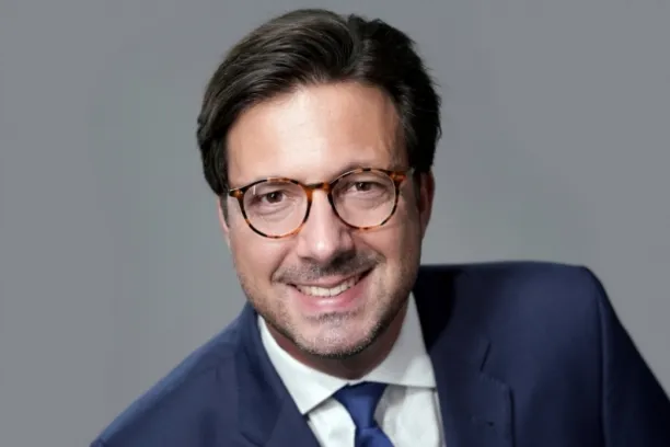 Edouard Jozan, AGI: "Mit dem erfolgreichen Abschluss unserer ersten IPC-Strategie bei mehr als einer Milliarde Euro etabliert sich AllianzGI als Manager einer der größten reinen Impact Private Credit Strategien in Europa."