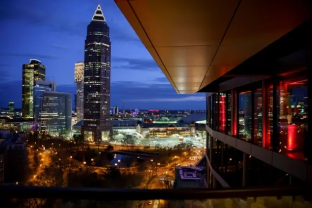 Das "Get Together" im Vorfeld des Institutional Money Kongresses ist ein beliebter Treffpunkt institutioneller Investoren und fand dieses Jahr in einer exklusiven Bar statt, die einen atemberaubenden Blick über die Frankfurter Skyline bot.