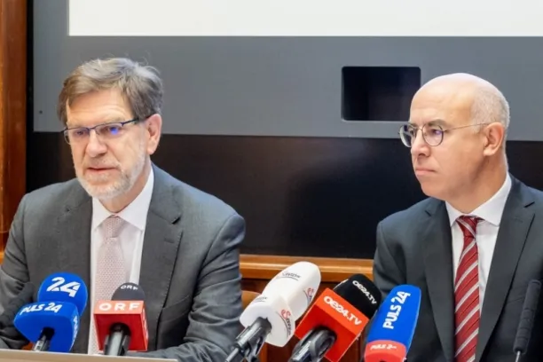 Mag. Andreas Zakostelsky, Obmann des Fachverbandes der Pensions- und Vorsorgekassen und WIFO-Direktor Prof. Gabriel Felbermayr, anlässlich der Präsentation der Studienergebnisse in Wien.
