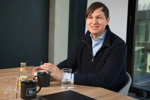 Jan Beckers, Gründer und CIO von BIT Capital: "Unser Anspruch ist es, Investoren gezielt auf der Gewinnerseite des KI-Wandels zu positionieren.  Dafür identifizieren wir technologische Verschiebungen und neue Wachstumsfelder, bevor sie in den Bewertungen reflektiert sind - mit dem Ziel, unseren Informationsvorsprung in Outperformance zu überführen." 