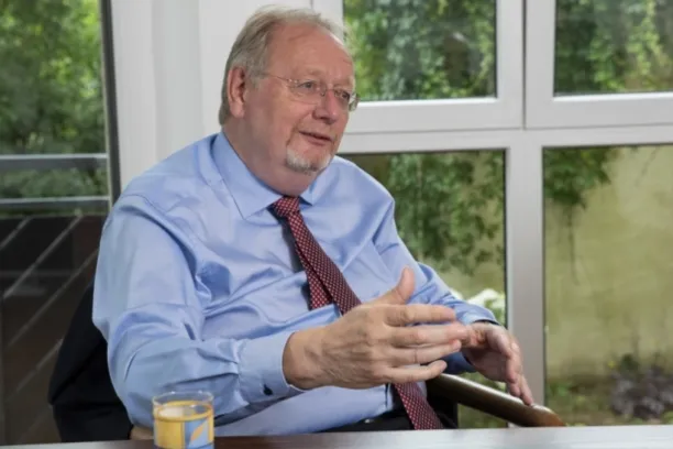 Peter E. Huber spricht wieder einmal Klartext und nimt sich kein Blatt vor den Mund. Er bezeichnet den modernen Sozialstaat mit seinen planwirtschaftlichen Ansätzen als übergriffig.