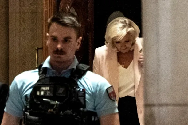 Marine Le Pen, Vorsitzende des Rassemblement National, verlässt am Dienstag, 7. Juli 2026, nach der Urteilsverkündung den Pariser Justizpalast. Ein Berufungsgericht bestätigte ihre Verurteilung wegen Veruntreuung, lockerte jedoch das verhängte Wahlverbot, was Le Pen den Antritt bei der französischen Präsidentschaftswahl ermöglicht.