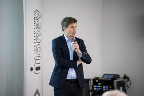 Professor Dr. Moritz Schularick, Präsident des Kieler Instituts für Weltwirtschaft, erklärte anlässlich seines Vortrages im Rahmen von "IM Spezial" am Institutional Money Kongress 2026: "Eine globale regelbasierte Ordnung, die auch Rivalen den Platz lässt zu wachsen, ist nicht mehr im Interesse des Hegemons, der an Einfluss verliert."