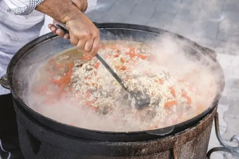 Obgleich Übernahmegerüchte disruptive Events darstellen, ist in Bezug auf die operationalen Konsequenzen für Firmen und deren Belegschaft doch fast nichts bekannt. Eine aktuelle ­Studie hat nun wissenschaftlich untersucht, wie sich die Produktivität eines Unternehmens verändert, wenn M&A-Gerüchte auftauchen.