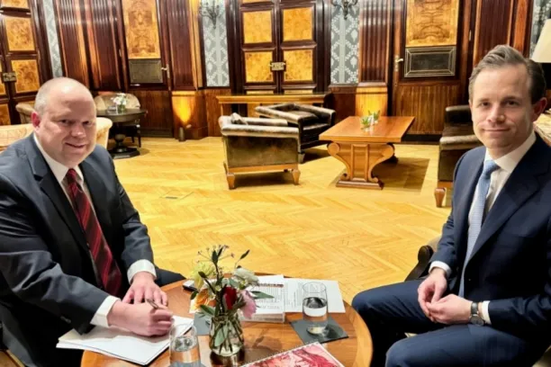 "Institutional Money"-Redakteur Anton Altendorfer im Interview mit J.P. Morgan Asset Management-Experten Sven Anders (v.l.n.r.) im Wiener Hotel Park Hyatt Vienna anlässlich des Neujahrsempfangs des US-Hauses in Wien. 
 