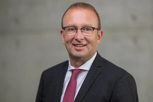 Carsten Rogge-Strang, AGV Banken: "Es passt nicht zusammen, durch Entlastungstage eine weitere Verteuerung der Arbeit zu fordern, während sie an anderer Stelle durch Automatisierung wegfällt. Das würde nur den Kostendruck erhöhen und ginge zulasten weiterer Arbeitsplätze."