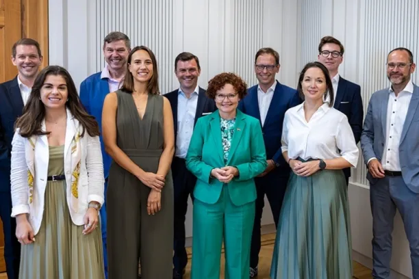 Kürzlich wurde auch der Start-up-Rat des BMWET für drei Jahre neu bestellt.
Hintere Reihe von links nach rechts: Stefan Haubner, Werner Wutscher, Clemens Schmidgruber, Franz Zöchbauer, Lukas Keplinger. Vordere Reihe von links nach rechts: Laura Raggl, Hannah Wundsam, Elisabeth Zehetner, Claudia Falkinger, Rudolf Dömötör.