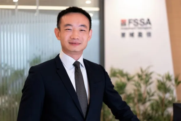 Qimin Fei, Investment-Analyst bei FSSA Investment Managers: "Zwar beeinflussen geopolitische Entwicklungen zweifellos die Märkte und Volkswirtschaften, doch orientieren sich unsere Anlageentscheidungen an einer Bottom-up-Analyse einzelner Unternehmen und deren Fähigkeit, langfristig Wertzuwächse zu erzielen." 