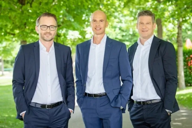 Das Gründer- und Managing Partner-Trio des Wandelanleihespezialisten Convex Experts im frühlingshaften Set-up: Mag. Paul Hoffmann, Dipl.Bw. Nils Lesser und MMag. Bernhard Birawe (v.l.n.r.)