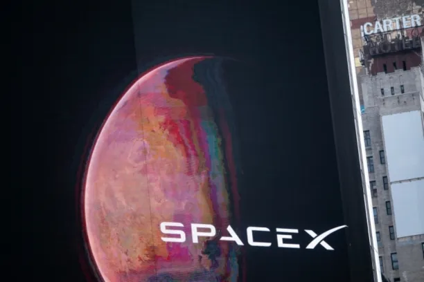 Der SpaceX-Schriftzug auf dem Screen der Nasdaq MarketSite in New York, aufgenommen nach dem Börsengang des Konzerns am 12 Juni. Keine 2 Wochen später wurde die erste Anleihenemission lanciert.