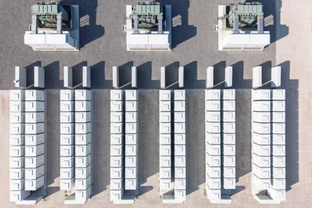 Batteriespeichersysteme, kurz BESS genannt, können Stromnetze stabilisieren. Hier eine Luftaufnahme eines BESS in den Niederlanden.