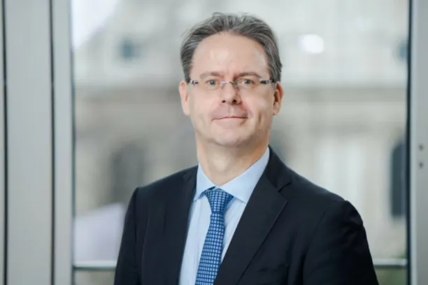Benoit Anne, MFS Investment Management: "Der US-Aktienmarkt befindet sich nahe seines Allzeithochs, die Risikoaufschläge für Unternehmensanleihen liegen nahe ihren historischen Tiefstständen, der Dollar gibt nach, und die Erwartungen hinsichtlich einer Zinserhöhung durch die Fed werden zurückgeschraubt."