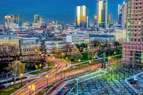 Quartiere sind mehr als die Ansammlung von verschiedenen Objekten auf einem Areal. Sie sind Begegnungsstätten, gern aufgesuchte Aufenthaltsorte und ein Stück Stadtentwicklung. Vor allem aber bewirkt der Mix an unterschiedlichen Immobilienarten eine Risikosenkung für Investoren.