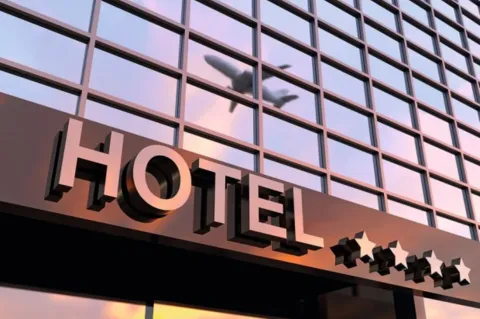 Mit der Corona-Pandemie wurde Hotelimmobilien quasi über Nacht die Geschäftsgrundlage entzogen. Doch die Übernachtungszahlen in Deutschland erholen sich. In der Bilanz der Hotels steigt allerdings der Kostenblock durch Energie und Personal. 
