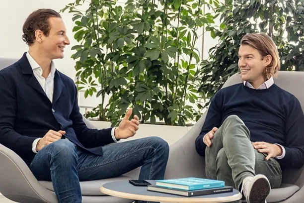 Die beiden N26-Gründer Maximilian Tayenthal (l.) und Valentin Stalf (r.)