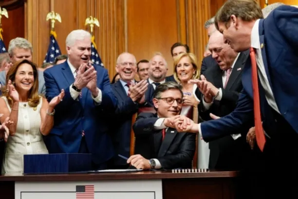 Republikaner freuen sich über die Verabschiedung des Haushalts, der Donald Trumps Handschrift trägt.